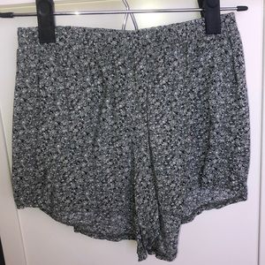 Brandy Melville Loose Green/Black Floral Shorts